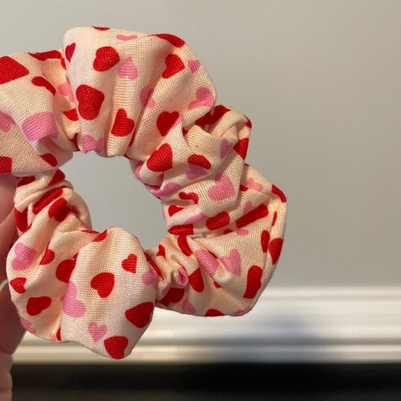 5 for $20: American Eagle scrunchies - Picture 5 of 8